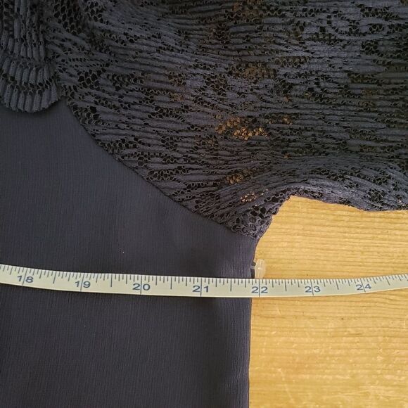 Roz & Ali Large Floral Lace Navy Blue Bell Sleeve Top NWT - Picture 8 of 10